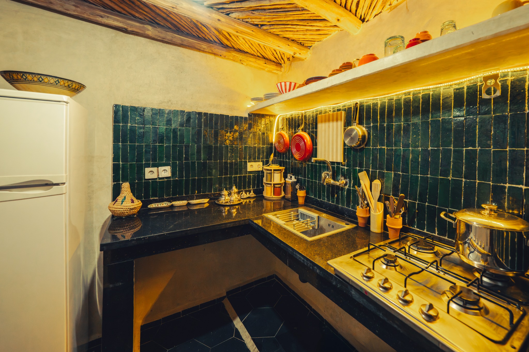 The kitchen with deep blue tiles